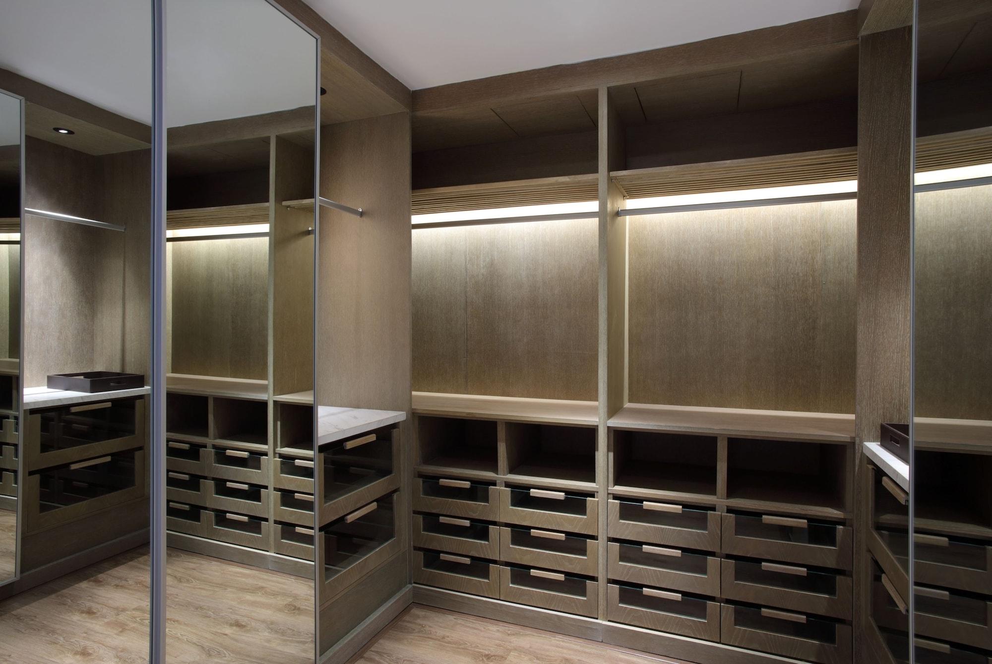 Doubletree By Hilton Jakarta - Diponegoro Exterior photo A walk-in closet