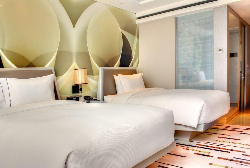 Doubletree By Hilton Jakarta - Diponegoro Exterior photo Deluxe Room