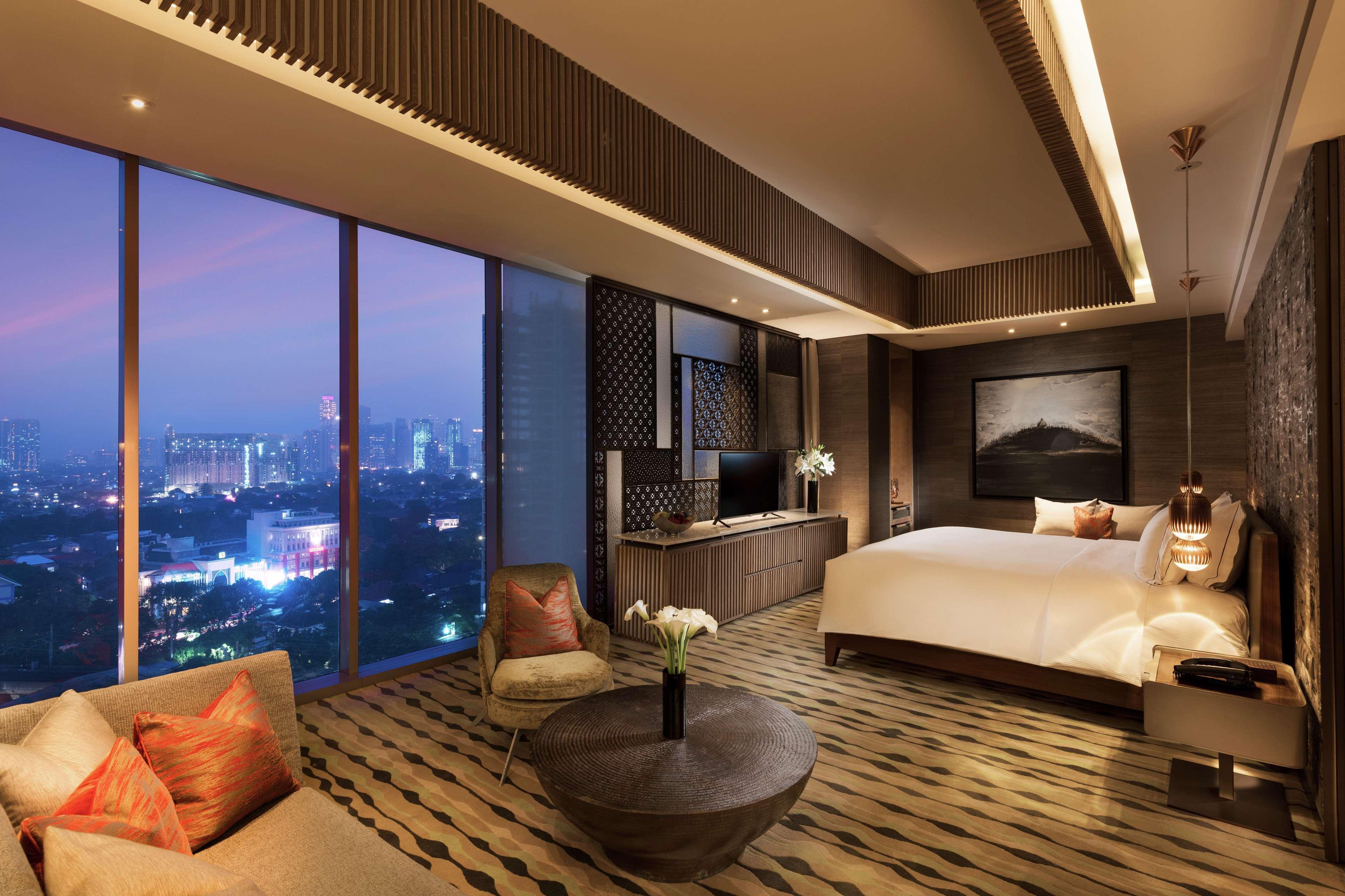 Doubletree By Hilton Jakarta - Diponegoro Exterior photo A suite at the hotel