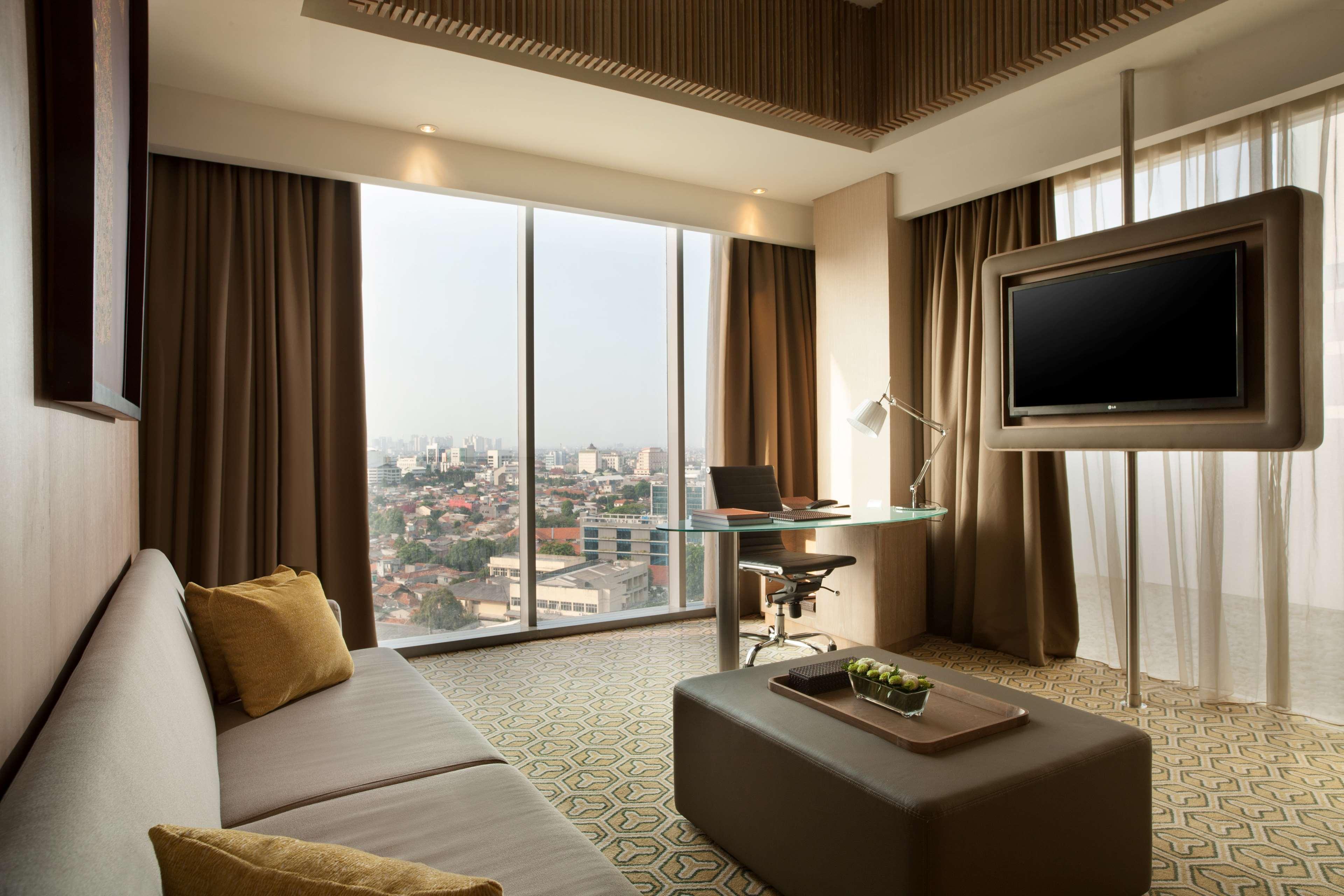 Doubletree By Hilton Jakarta - Diponegoro Exterior photo Suite at the hotel