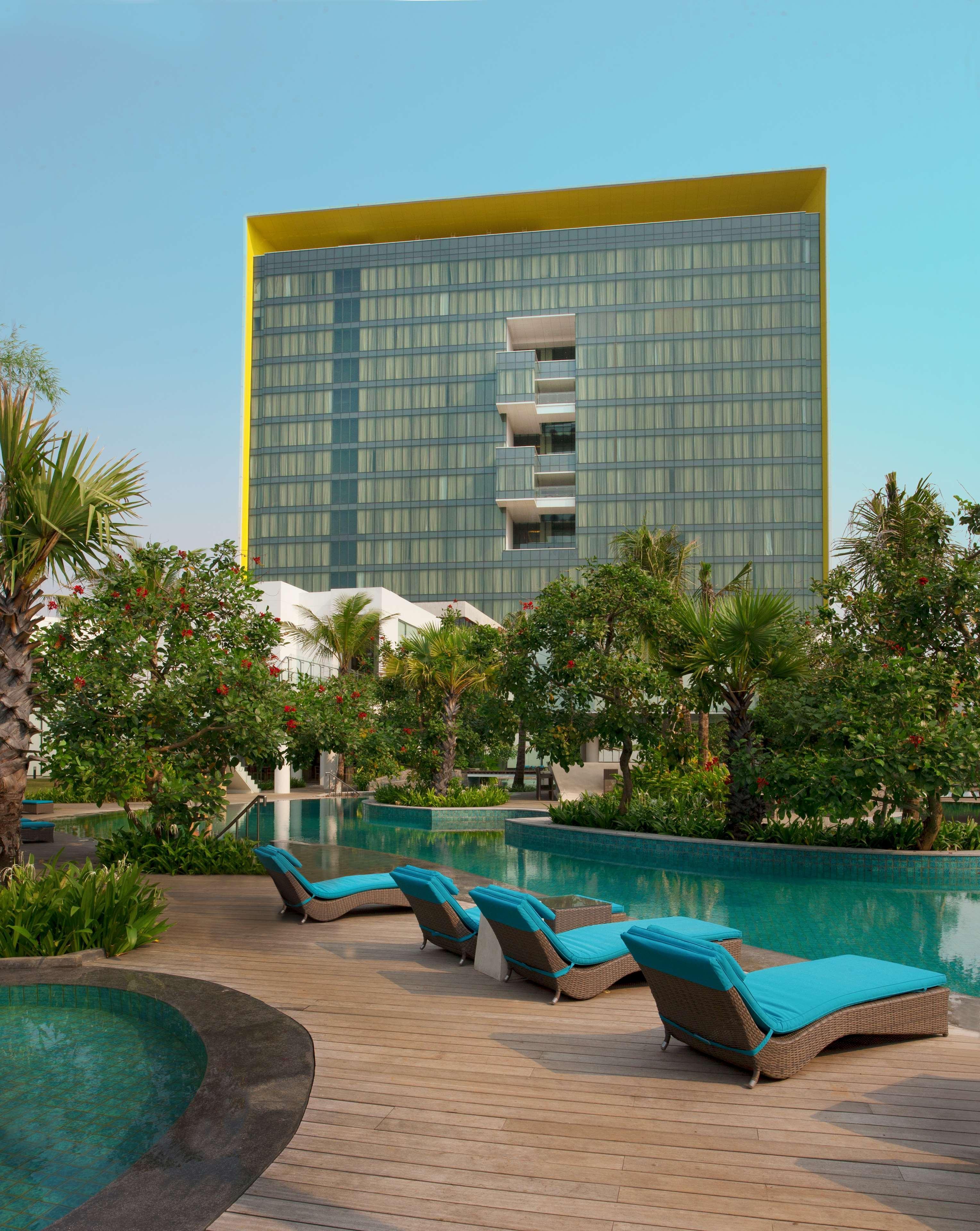 Doubletree By Hilton Jakarta - Diponegoro Exterior photo The hotel's pool