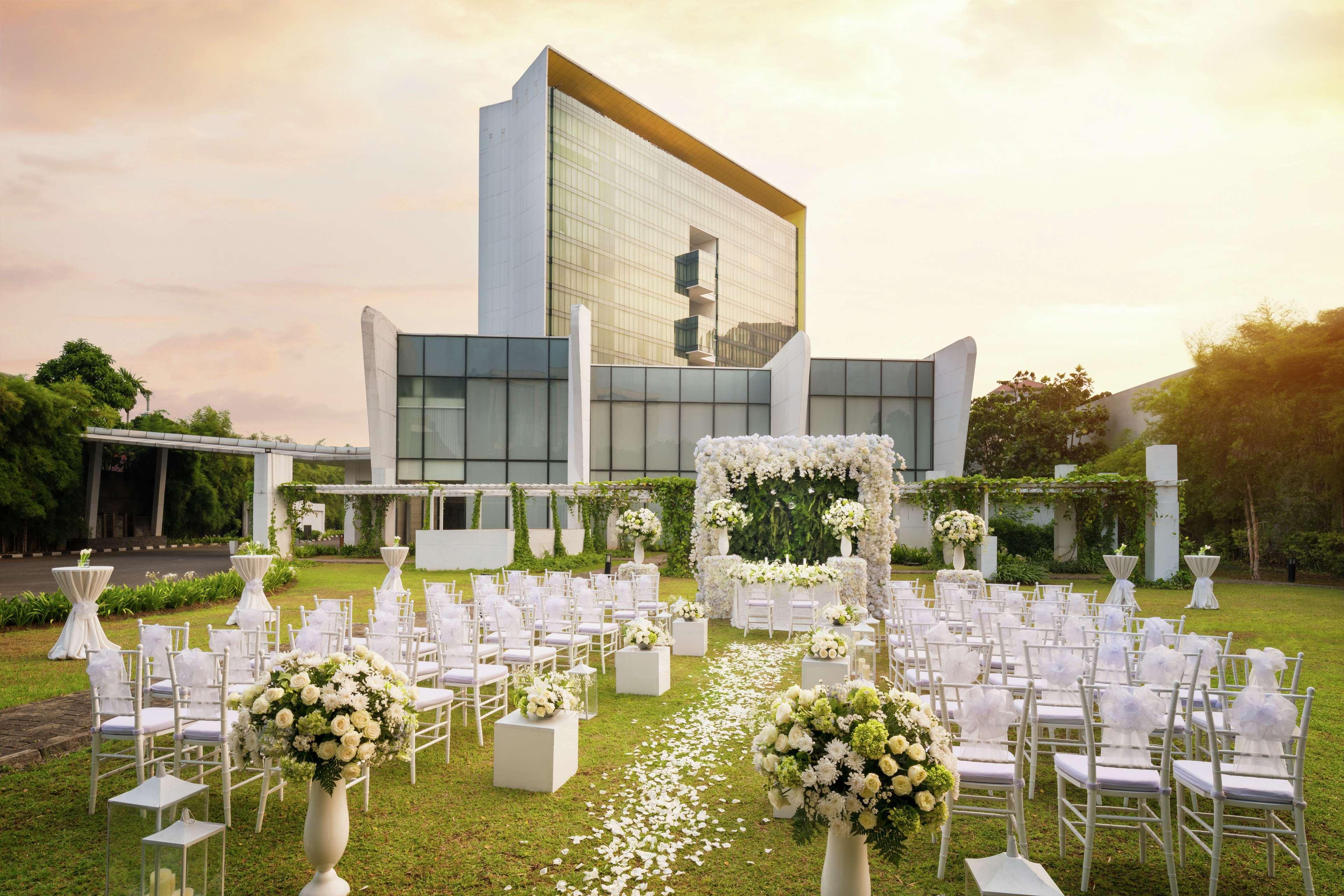 Doubletree By Hilton Jakarta - Diponegoro Exterior photo The Royal Paragon Hall