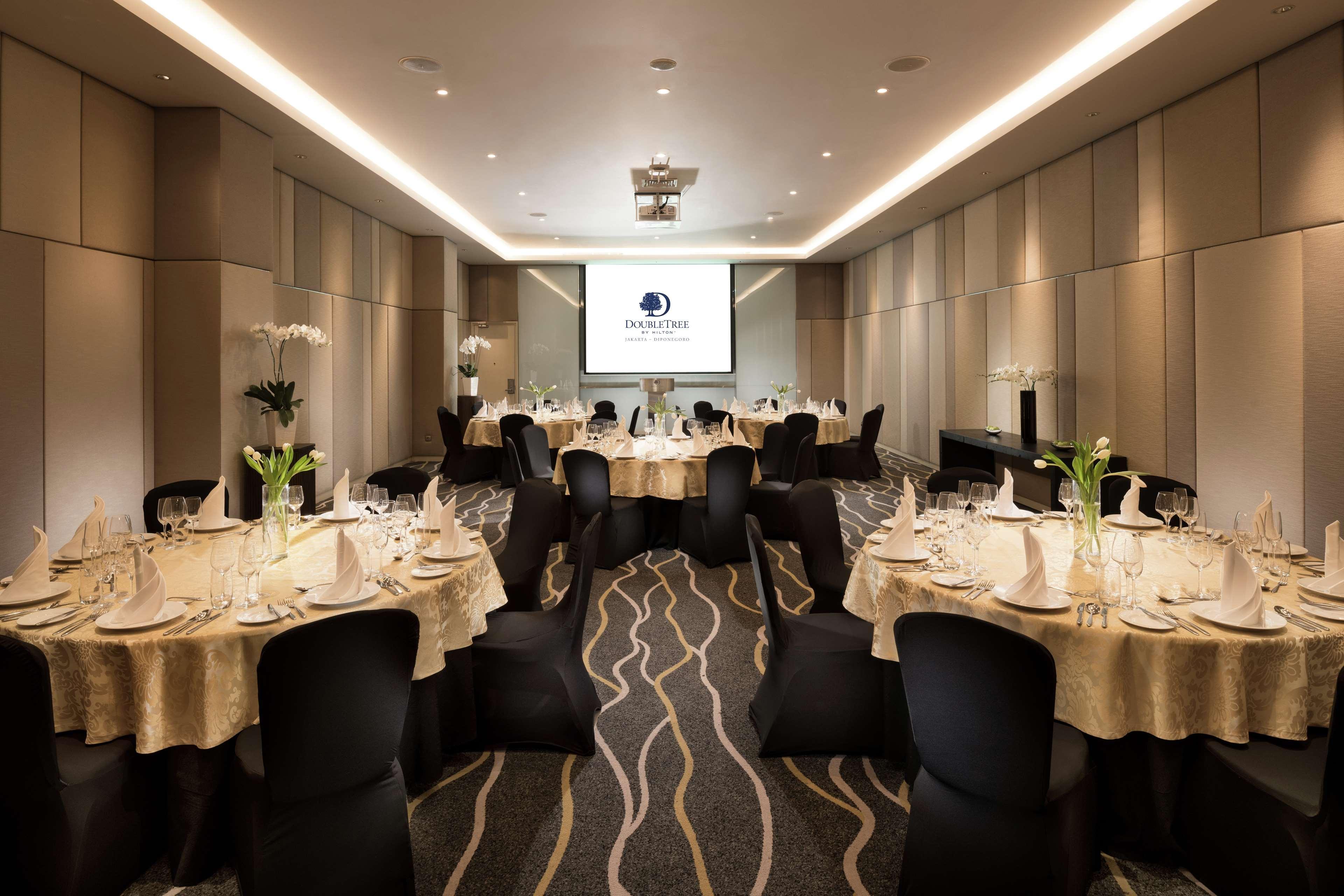 Doubletree By Hilton Jakarta - Diponegoro Exterior photo Meeting room