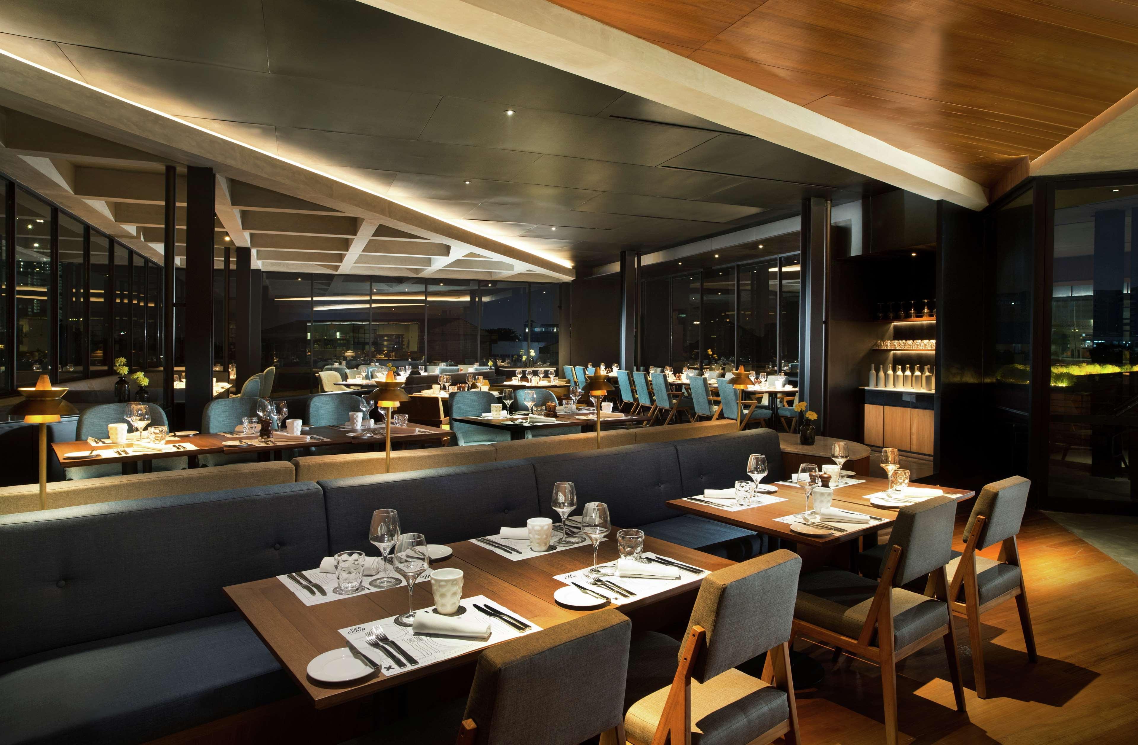 Doubletree By Hilton Jakarta - Diponegoro Exterior photo Interior of the restaurant