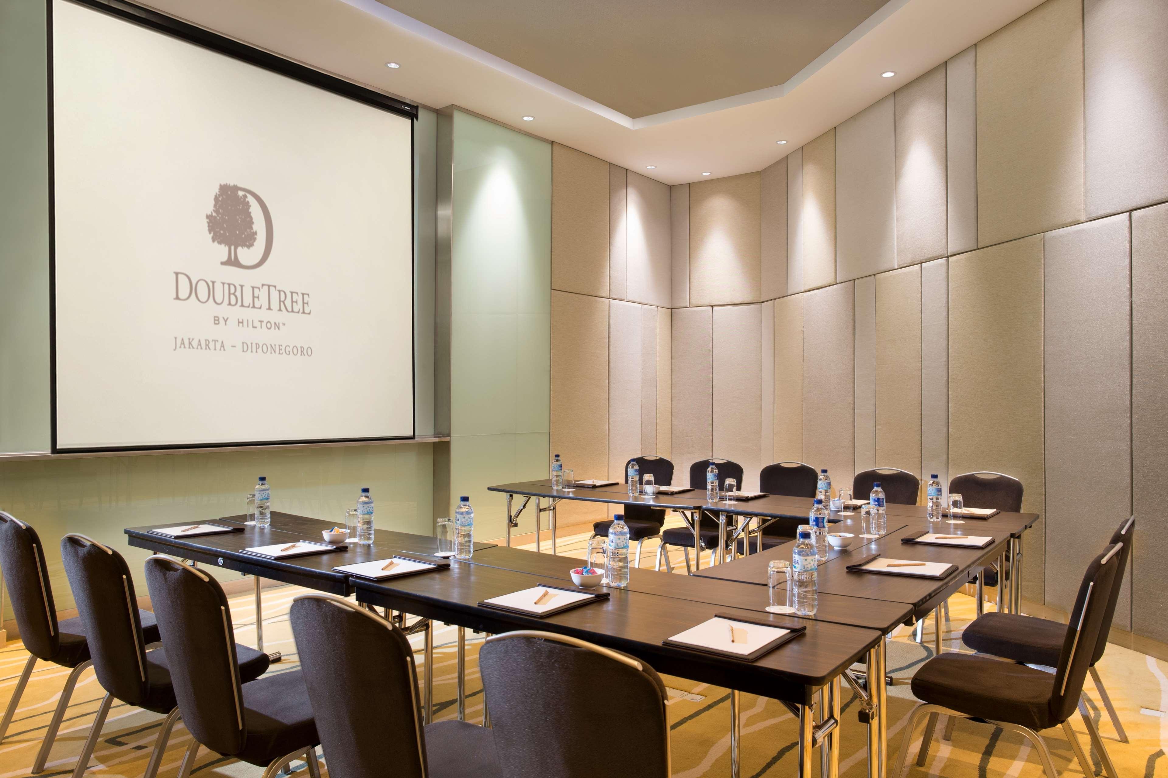 Doubletree By Hilton Jakarta - Diponegoro Exterior photo Meeting room