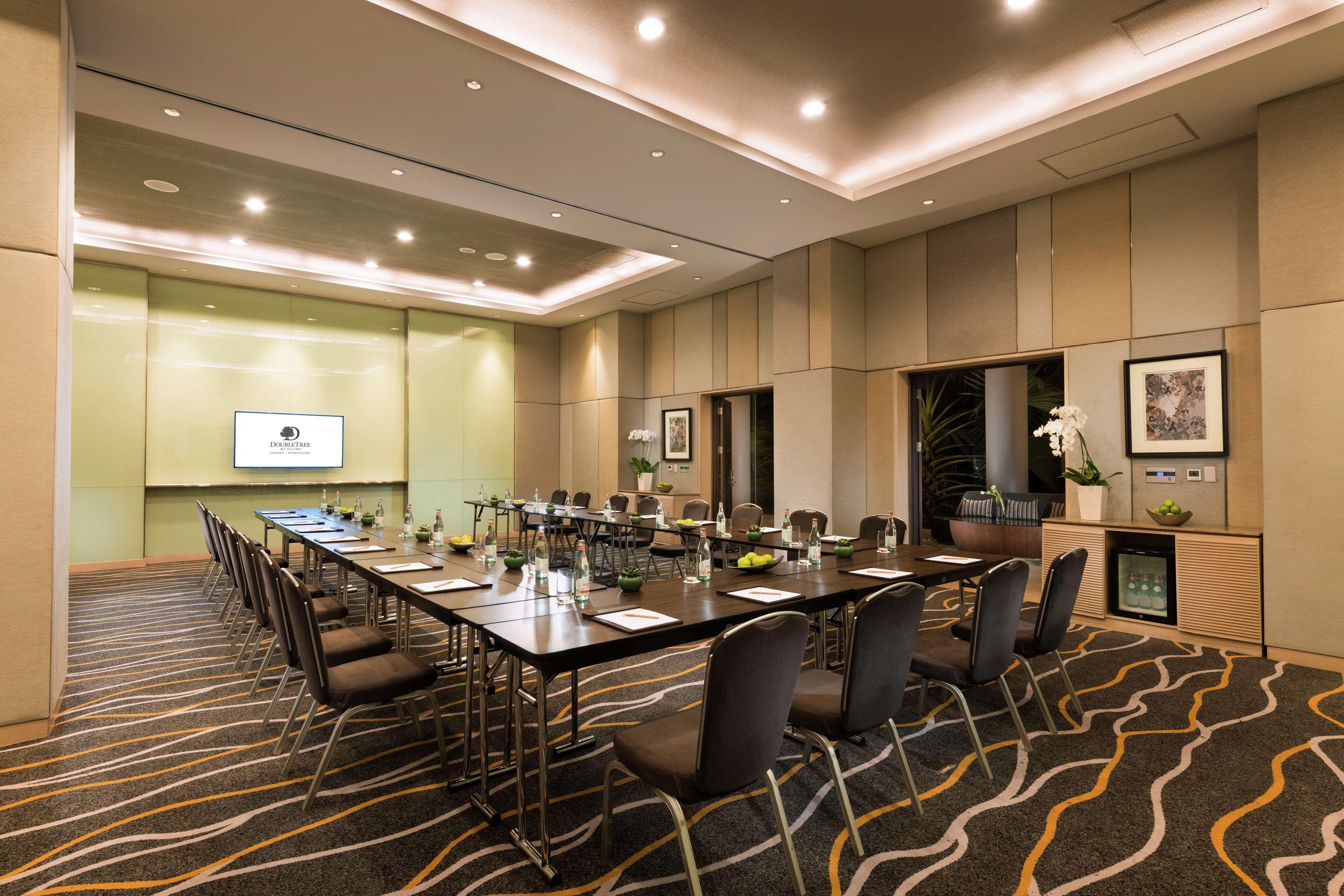 Doubletree By Hilton Jakarta - Diponegoro Exterior photo Meeting room at the hotel
