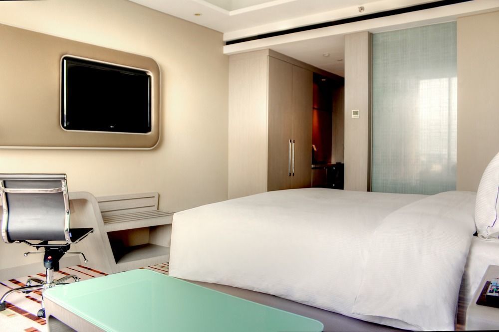 Doubletree By Hilton Jakarta - Diponegoro Exterior photo A typical room at the hotel