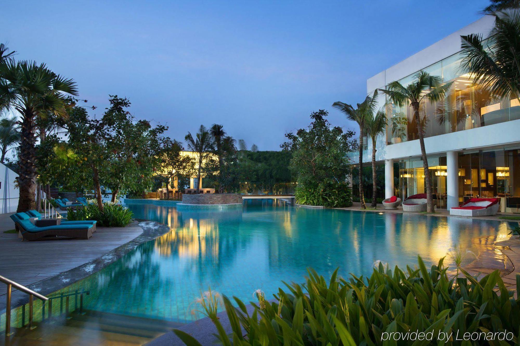 Doubletree By Hilton Jakarta - Diponegoro Exterior photo The pool at Le Méridien Nha Trang